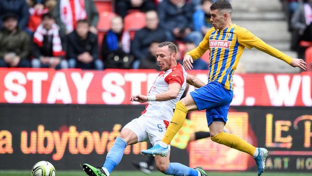 Prekérní situace. Parťáky ohrožoval nožem, teď s nimi hraje o body